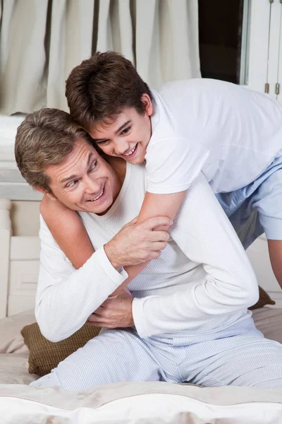 Happy Couple Lying Bed Bedroom — Stock Photo, Image