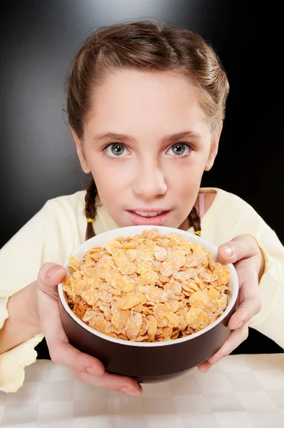 Portrét Roztomilé Holčičky Jíst Popcorn Bílém Pozadí — Stock fotografie