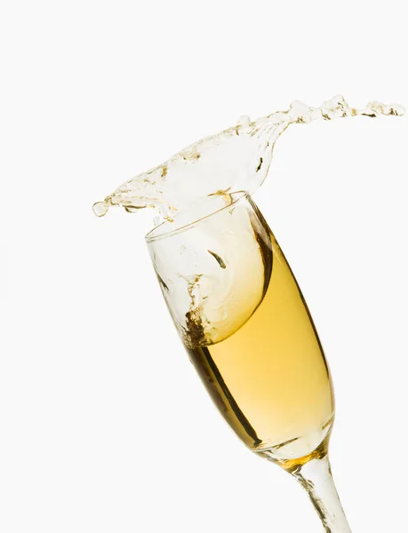 Лиття Шампанського Склянку Білому Тлі — стокове фото