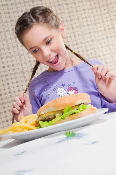 Portrait Une Jolie Fille Avec Sandwich Hamburger — Photo