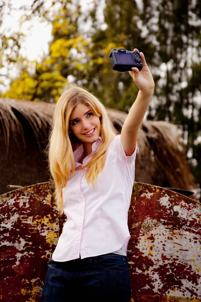 Красивая Молодая Женщина Мобильным Телефоном Улице — стоковое фото