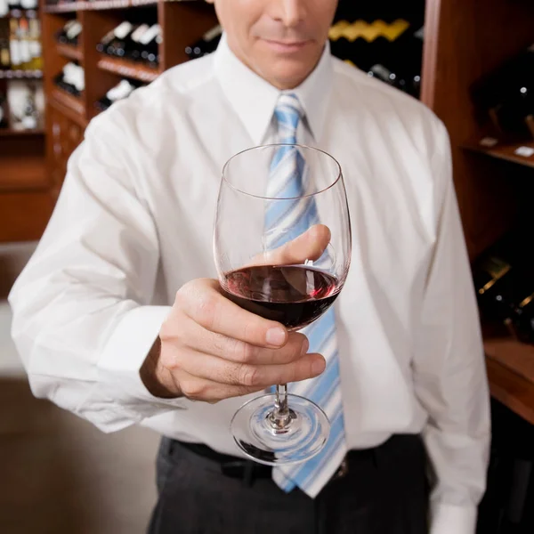 Kelner Trzymający Kieliszek Czerwonego Wina — Zdjęcie stockowe