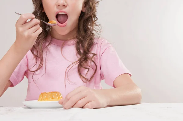 Jonge Vrouw Eten Taart Met Lepel Vork — Stockfoto