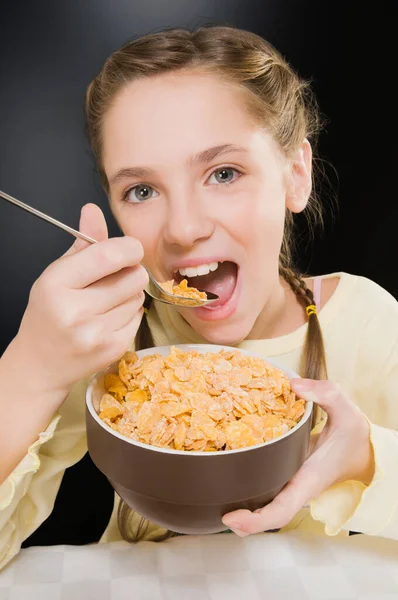 Jonge Vrouw Die Het Eten Van Een Heerlijke Maaltijd — Stockfoto