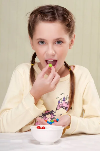 チョコレートとイチゴでヨーグルトを食べる女の子 — ストック写真