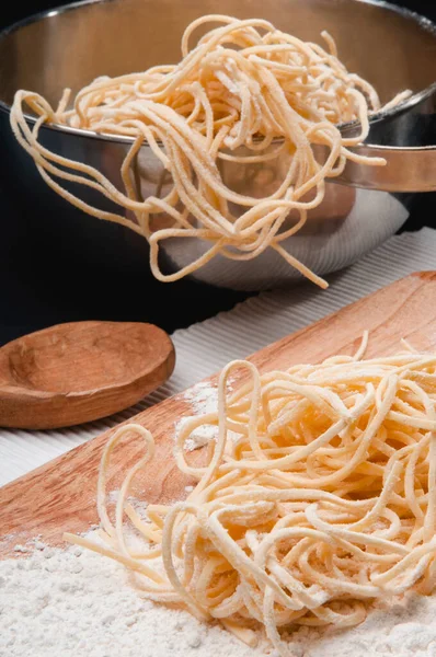 Сирі Спагетті Макаронами Травами Дерев Яному Фоні — стокове фото