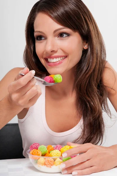 Mulher Bonita Comendo Salada Frutas Frescas — Fotografia de Stock