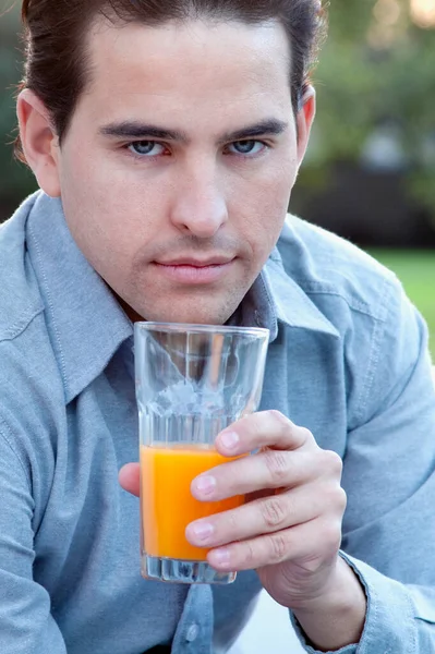 Jovem Com Copo Suco — Fotografia de Stock