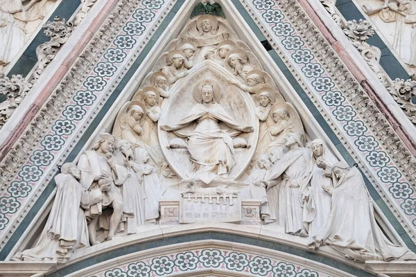 Vergine Maria Seduta Circondata Angeli Portale Della Cattedrale Santa Maria — Foto Stock