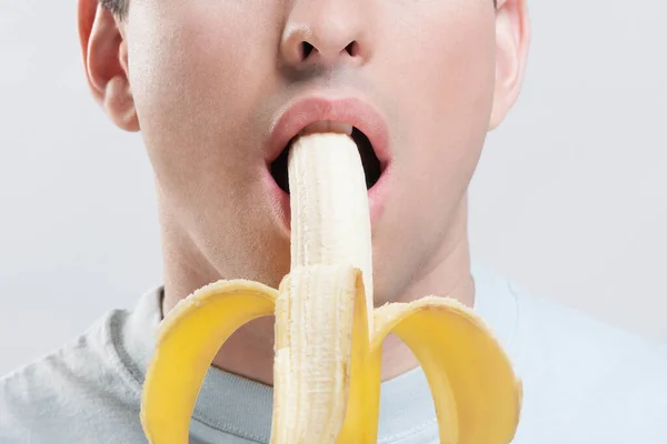 Gros Plan Une Jeune Femme Avec Une Banane Sur Visage — Photo