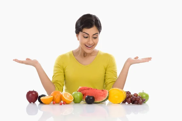 水果和蔬菜的年轻女人 — 图库照片