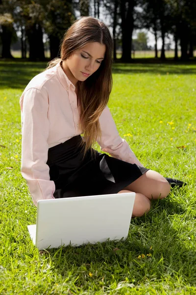 Giovane Donna Seduta Una Panchina Che Lavora Sul Computer Portatile — Foto Stock