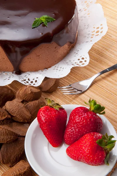 Schokoladenkuchen Mit Erdbeeren Und Minze — Stockfoto