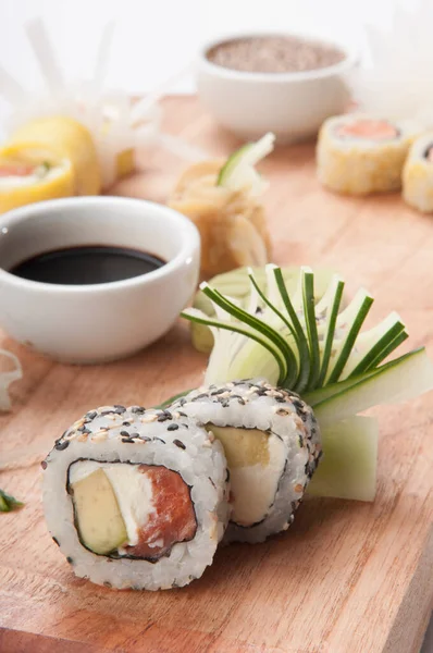 Sushi Rolle Mit Lachs Avocado Gurke Und Sesam — Stockfoto