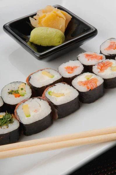 Sushi Tekercs Lazaccal Avokádóval — Stock Fotó