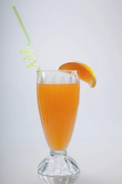 Apelsinjuice Ett Glas Vit Bakgrund — Stockfoto