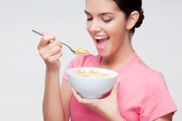 Giovane Donna Che Mangia Cereali Con Ciotola Cereali Sorride Alla — Foto Stock