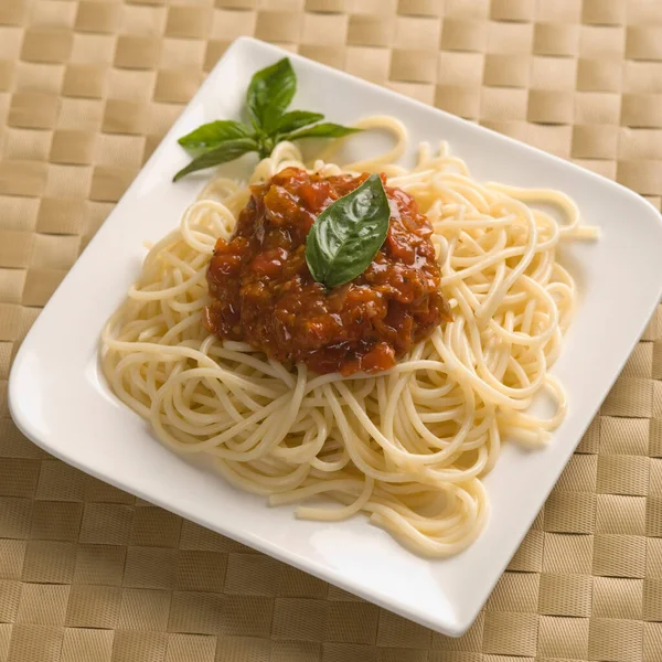 トマトソースとバジルのスパゲティ — ストック写真