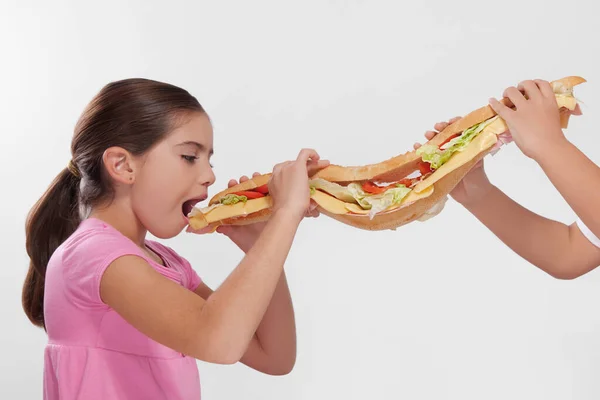 Ragazza Con Panino Uno Sfondo Bianco — Foto Stock