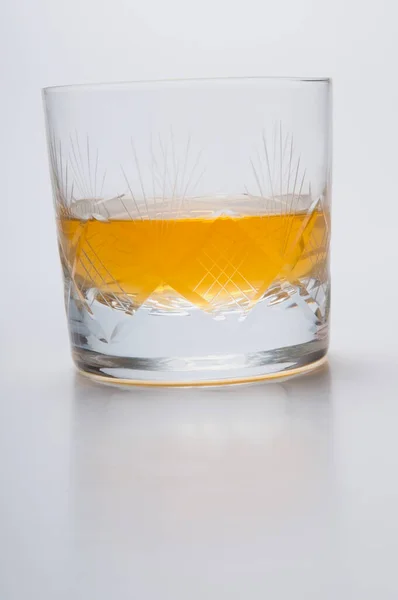Üveg Whisky Jéggel Fehér Alapon — Stock Fotó