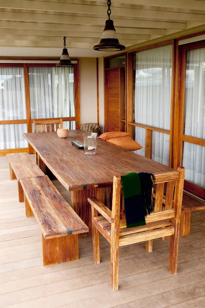 Interior Restaurante Con Una Mesa Madera Sillas — Foto de Stock