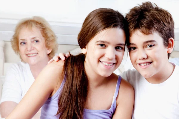 Retrato Família Feliz Com Sua Filha Casa — Fotografia de Stock