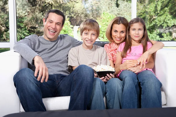 Família Feliz Sentado Sofá Casa — Fotografia de Stock