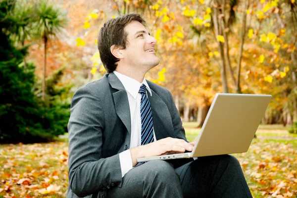 Jovem Empresário Sentado Parque Usando Laptop — Fotografia de Stock