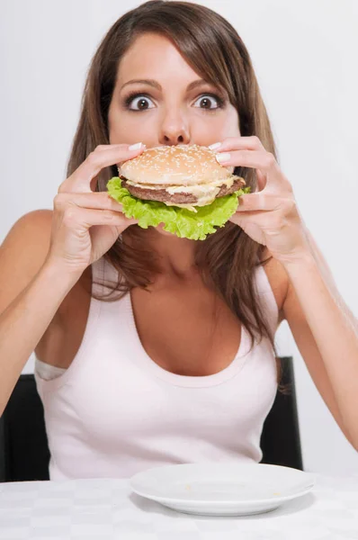 Jonge Vrouw Die Hamburger Hamburger Eet — Stockfoto