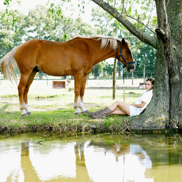 Junge Frau Mit Ihrem Pferd See — Stockfoto