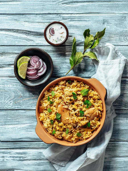 Comida Paquistanesa Arroz Biryani Com Frango Molho Iogurte Raita Delicioso — Fotografia de Stock