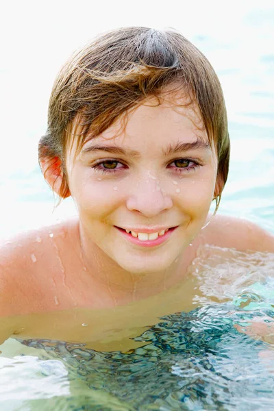 Retrato Menino Feliz Piscina — Fotografia de Stock