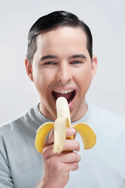 Hombre Comiendo Plátano Sobre Fondo Blanco — Foto de Stock