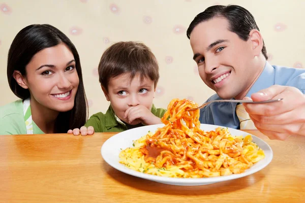 家庭で食事をする家族 — ストック写真