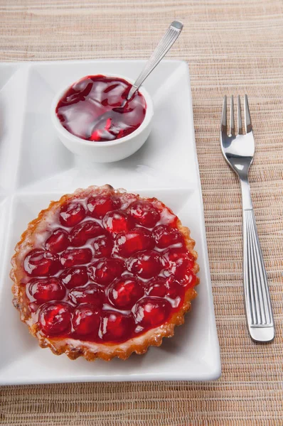 Torta Maçã Vermelha Com Cranberries Xícara Chá Placa Branca — Fotografia de Stock