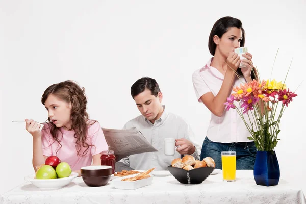キッチンで朝食をとる幸せな家族 — ストック写真
