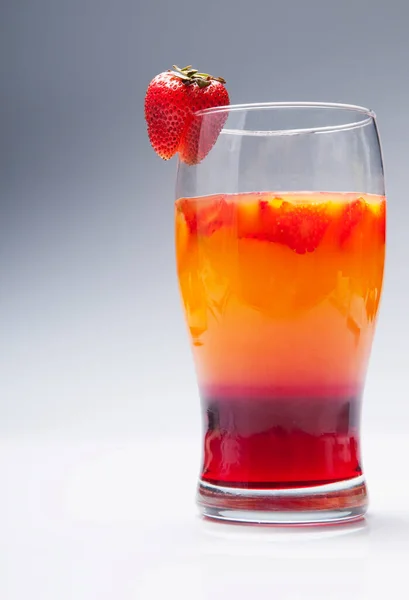 Verre Jus Fraise Avec Glaçons Sur Fond Blanc — Photo