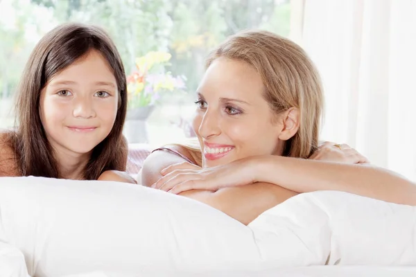 Porträt Einer Glücklichen Mutter Und Tochter Die Sich Bett Umarmen — Stockfoto