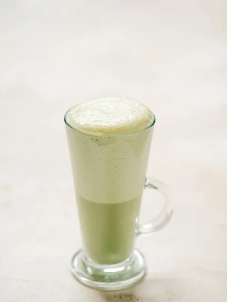 Matcha Zöld Tea Latte Üvegben Matcha Latte Világos Háttérrel Másold — Stock Fotó