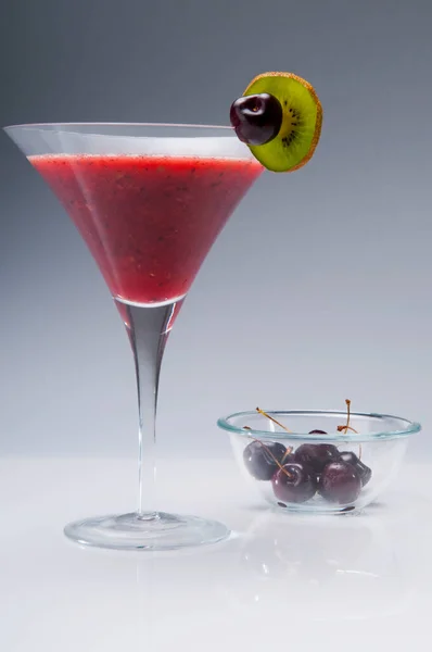 Copa Vino Tinto Con Hielo Cerezas — Foto de Stock