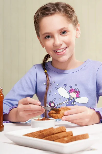 Kleines Mädchen Isst Pfannkuchen Mit Einem Teller Brot — Stockfoto