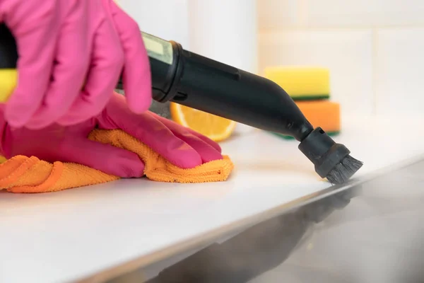 Vrouwen Rubber Handschoenen Reinigen Zwarte Keramische Kookplaat Kant Met Een — Stockfoto