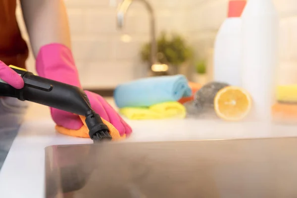Vrouwen Rubberen Handschoenen Reinigen Zwarte Keramische Kookplaat Kant Met Een — Stockfoto
