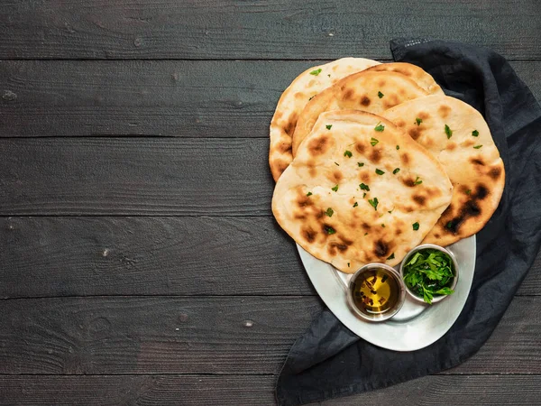 Pane Naan Fresco Sfondo Legno Scuro Con Spazio Copia Diverse — Foto Stock