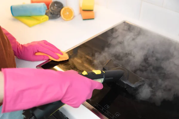 Ama Casa Limpiando Cocina Cerámica Negra Con Limpiador Vapor Caliente —  Fotos de Stock