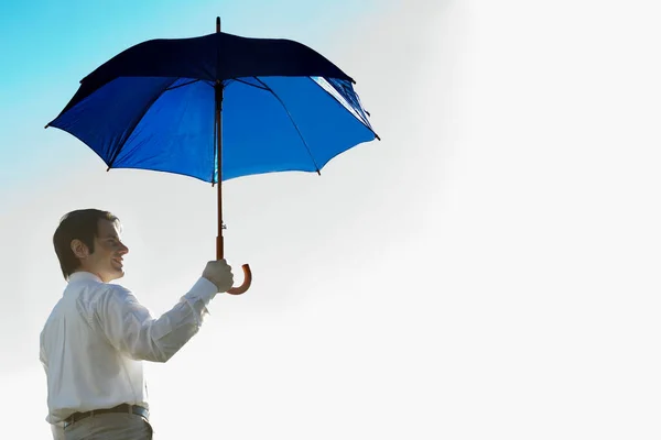 Férfi Esernyővel Esőfelhőkkel — Stock Fotó