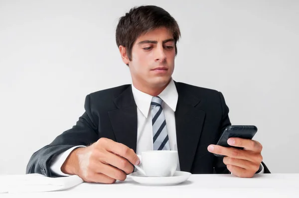 Молодой Бизнесмен Чашкой Кофе Мобильным Телефоном — стоковое фото