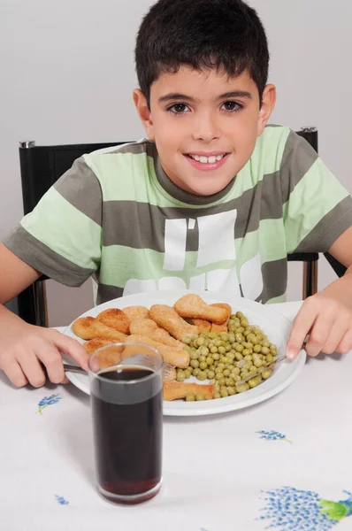 Chłopiec Jedzący Naleśniki Talerzem Chleba — Zdjęcie stockowe
