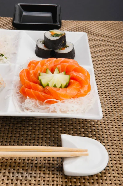 白皿の上に鮭と野菜の寿司 — ストック写真