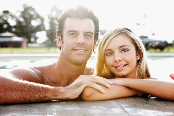 プールにいた若い夫婦の肖像画です — ストック写真